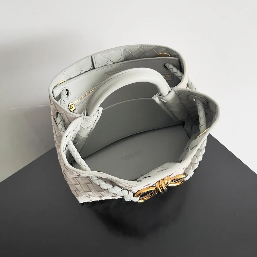 The 2023 new Andiamo batch of 1860 BV has been shipped‼ ️Really popular🔥The new Andiamo woven handbag launched by Bottega Veneta this season is really popular all over the world! ! Celebrities at home and abroad have worn it, and Oscar-winning actress Michelle Yeoh has taken it out on the street. Song Jia, Trai Yara, Yu Feihong, Sanji Ayaka, Rosie Hunting-Whiteley, Yoshioka Riho, etc. have all picked up this bag. It is classic and versatile, showing off its temperament, and the bag capacity is also large, which is very convenient for daily commuting! ! A variety of carrying methods, the shoulder straps can be adjusted by yourself, the original lambskin feels soft and delicate, and the neutral style is made to break gender boundaries and bring a more practical and longer-lasting use experience. Andiamo, which has both elegant and casual styles, perfectly interprets the true appearance of "fashionable old money style". Style number: 743568 (suede) Size: 25*22*10.5cm